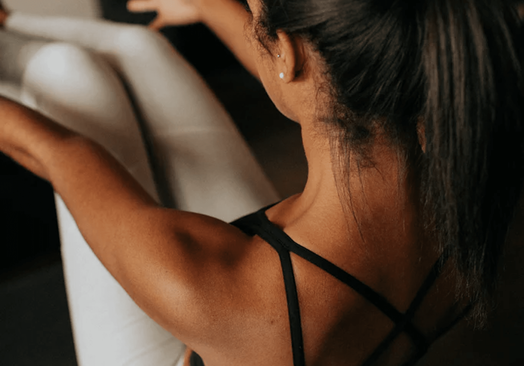 woman doing crunches