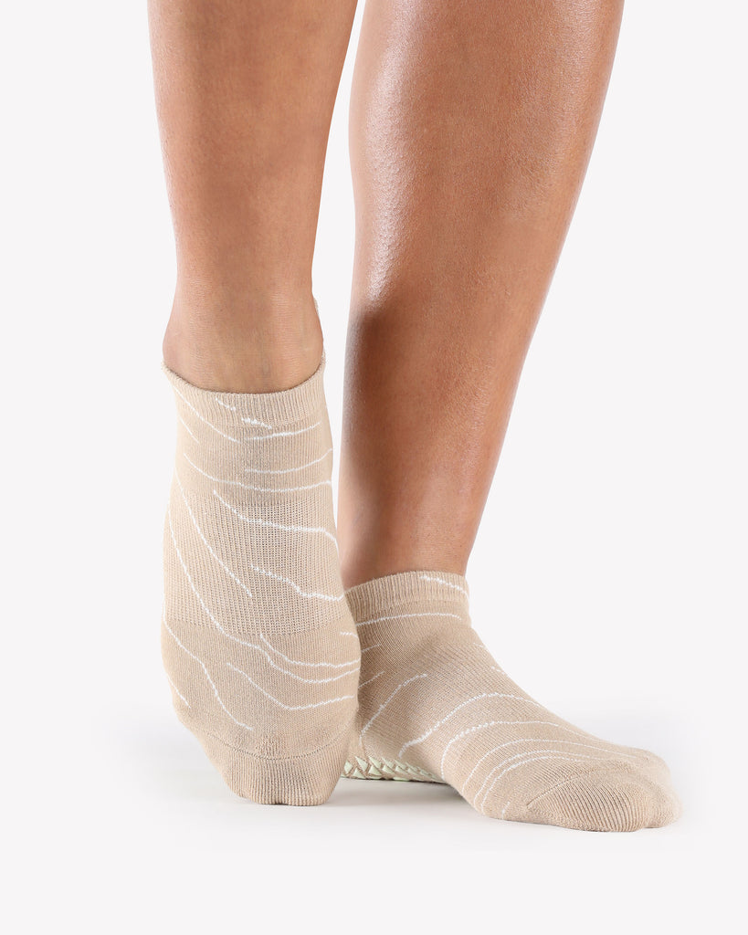 Our performance toeless grip socks provide the barefoot sensation you need  to feel more connected, coordinated, and confident. 💗 👣