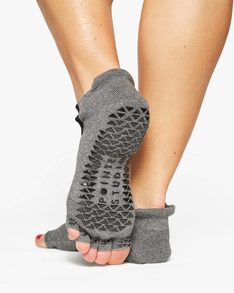 Combed Cotton     Midweight Terry Footbed     PVC Grip     Compression Arch Support     Power Mesh     Padded Ankle Rest